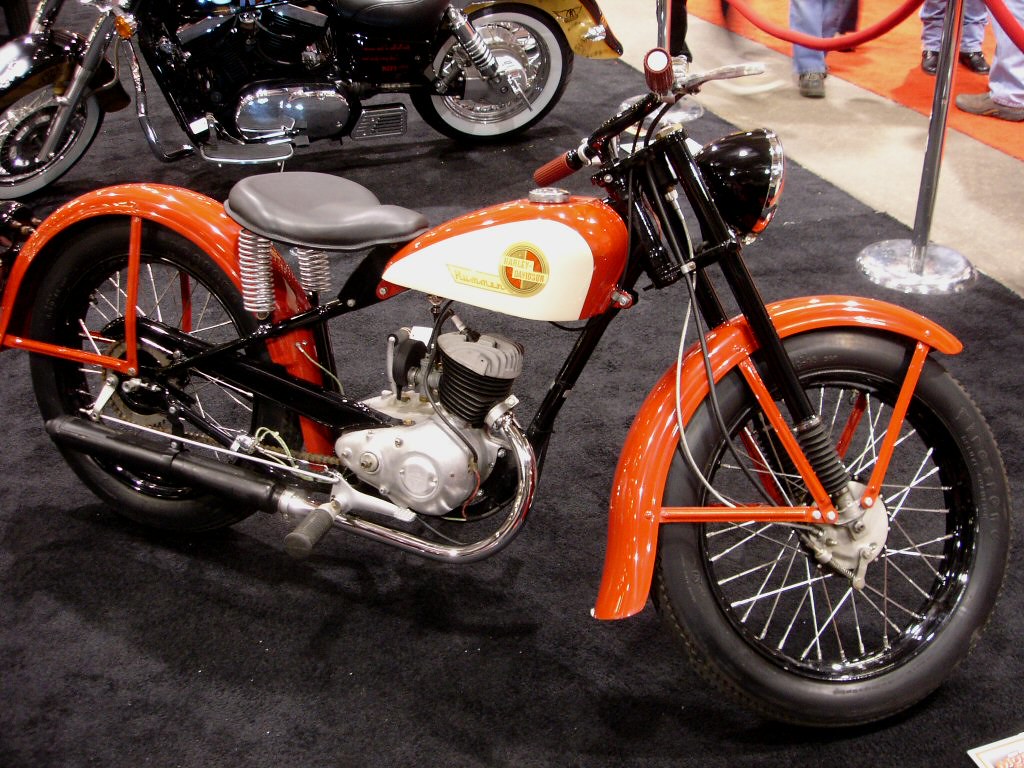 Moto roadster exposée dans le hall de la concession Animastore à Bordeaux